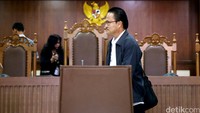 Bobby Mamahit meninggalkan ruang sidang usai mendengar keterangan dua orang saksi yaitu Manajer Keuangan Divisi Gedung PT Hutama Karya Hari Prasojo dan pejabat pembuat komitmen (PPK) BPSDM Kemenhub Sugiarto, Senin (6/6/2016).