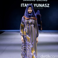 Itang yunasz Sawung Galing Muslim Fashion Festival 2016 at Plaza Selatan. Istora Senayan. Jakarta. [Foto: Mohammad Abduh/Wolipop]