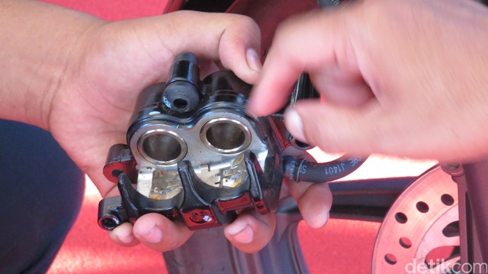 Pembersih Piston Kaliper Rem Cakram Motor
