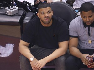 Drake Bantah Minta Fans Wanita Lepas Hijab