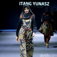 Itang yunasz Sawung Galing Muslim Fashion Festival 2016 at Plaza Selatan. Istora Senayan. Jakarta. [Foto: Mohammad Abduh/Wolipop]