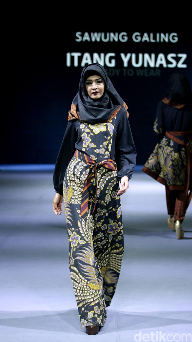 Itang yunasz Sawung Galing Muslim Fashion Festival 2016 at Plaza Selatan. Istora Senayan. Jakarta. [Foto: Mohammad Abduh/Wolipop]