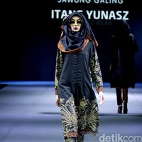 Itang yunasz Sawung Galing Muslim Fashion Festival 2016 at Plaza Selatan. Istora Senayan. Jakarta. [Foto: Mohammad Abduh/Wolipop]