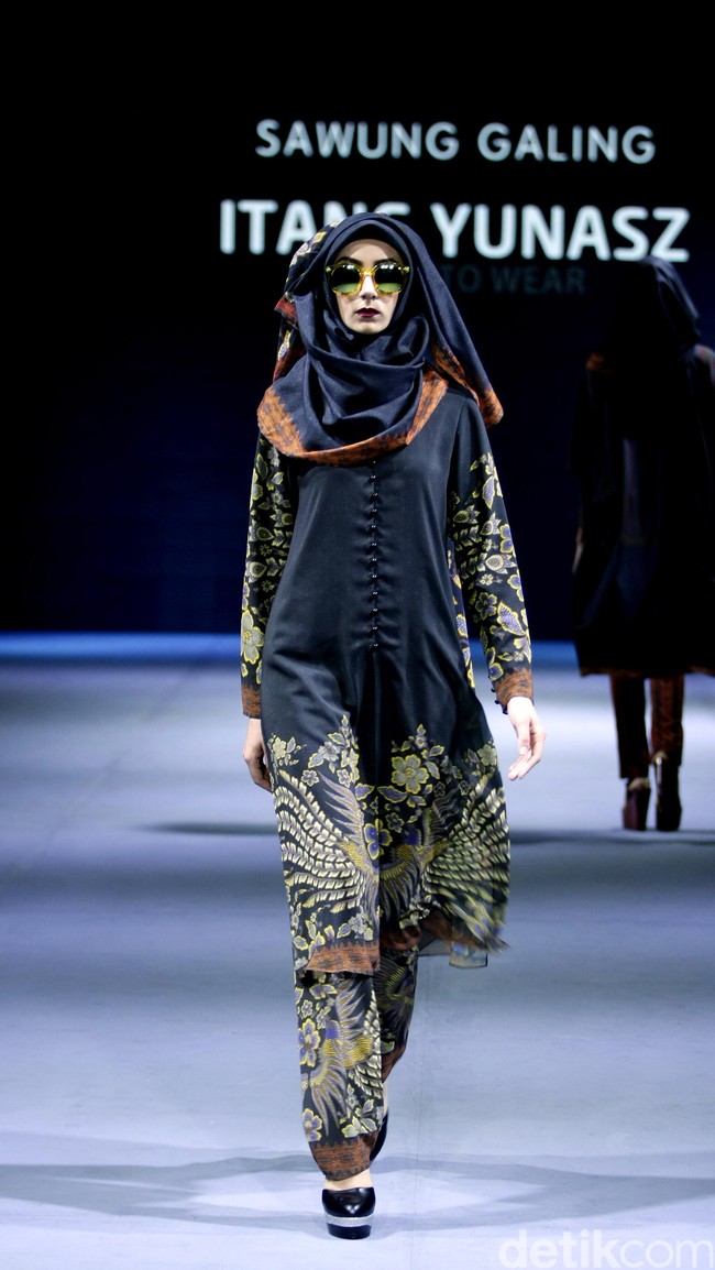 Itang yunasz Sawung Galing Muslim Fashion Festival 2016 at Plaza Selatan. Istora Senayan. Jakarta. [Foto: Mohammad Abduh/Wolipop]