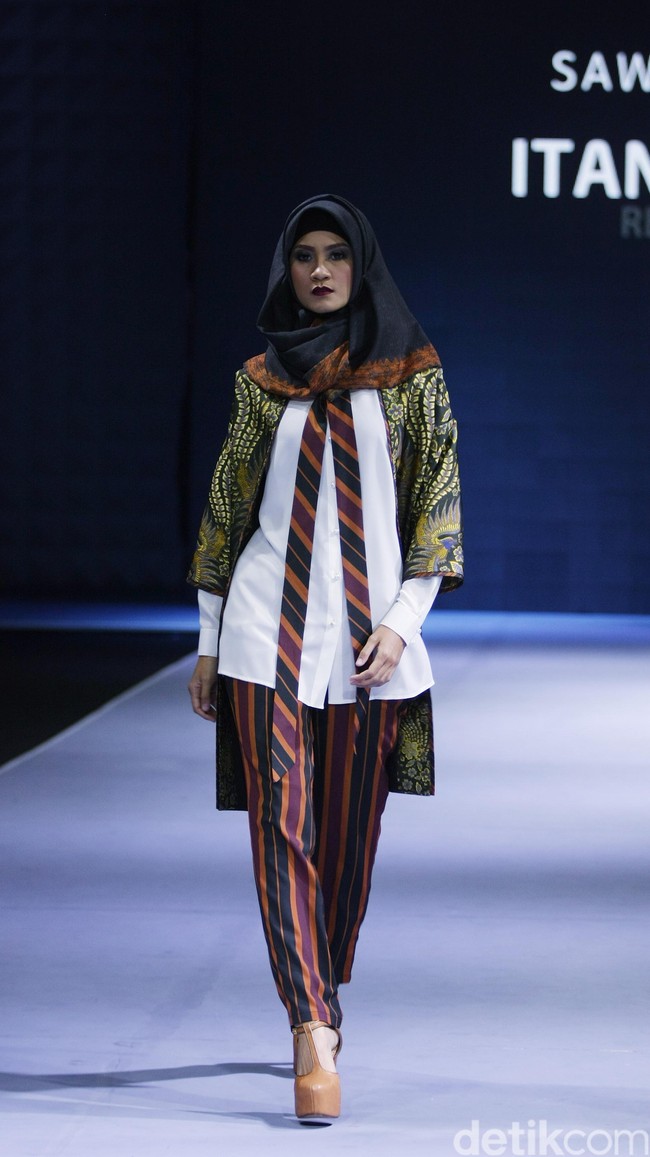Itang yunasz Sawung Galing Muslim Fashion Festival 2016 at Plaza Selatan. Istora Senayan. Jakarta. [Foto: Mohammad Abduh/Wolipop]