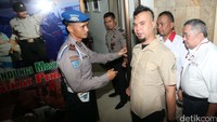 Setelah memberi keterangan ke wartawan, dia kemudian masuk ke gedung Mapolda Metro.