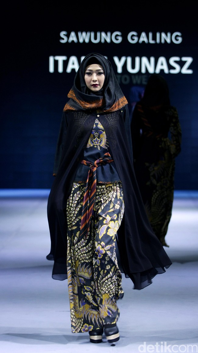 Itang yunasz Sawung Galing Muslim Fashion Festival 2016 at Plaza Selatan. Istora Senayan. Jakarta. [Foto: Mohammad Abduh/Wolipop]