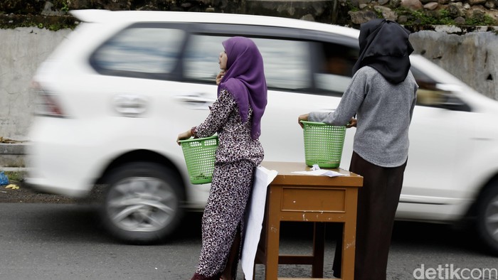 Peminta Sumbangan di tengah jalan. dikhy sasra/ilustrasi/detikfoto