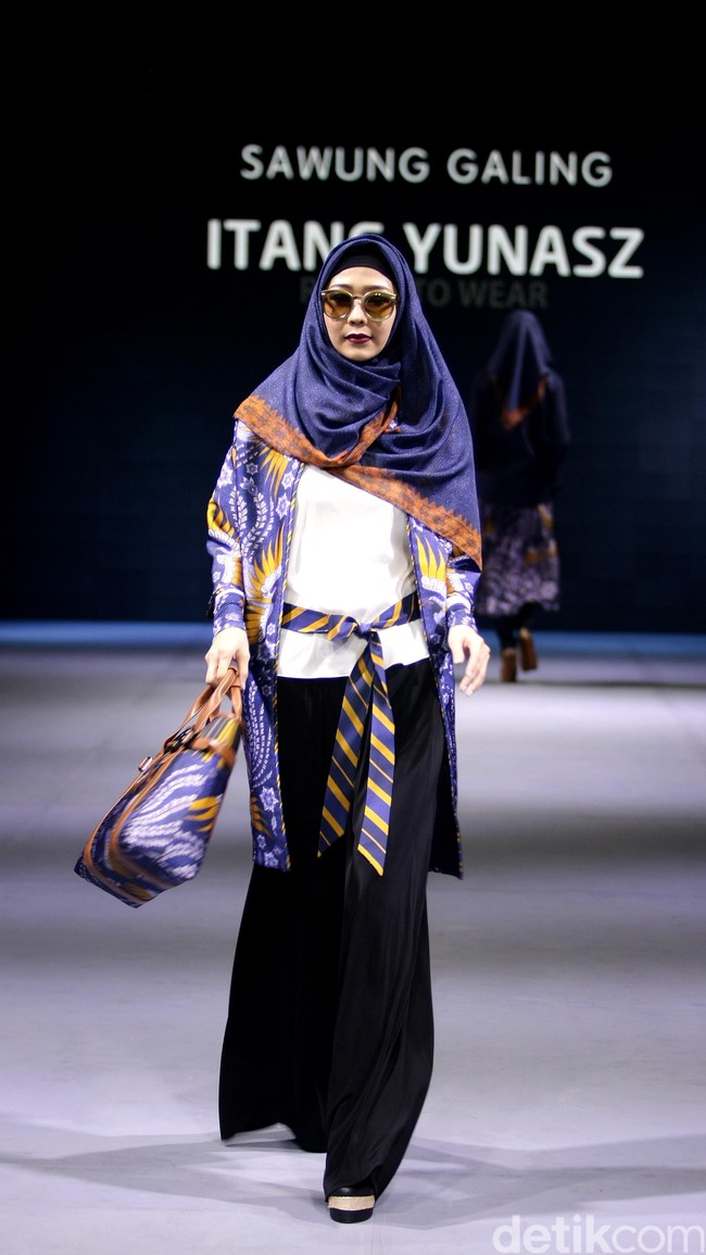 Itang yunasz Sawung Galing Muslim Fashion Festival 2016 at Plaza Selatan. Istora Senayan. Jakarta. [Foto: Mohammad Abduh/Wolipop]