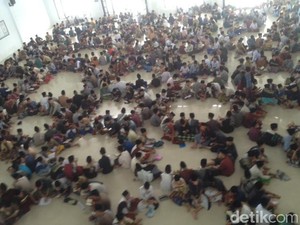 Khusyuknya Ribuan Santri di Medan Tadarus pada Hari Pertama Ramadan