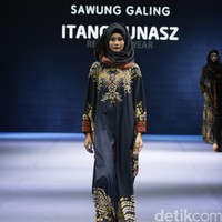 Itang yunasz Sawung Galing Muslim Fashion Festival 2016 at Plaza Selatan. Istora Senayan. Jakarta. [Foto: Mohammad Abduh/Wolipop]
