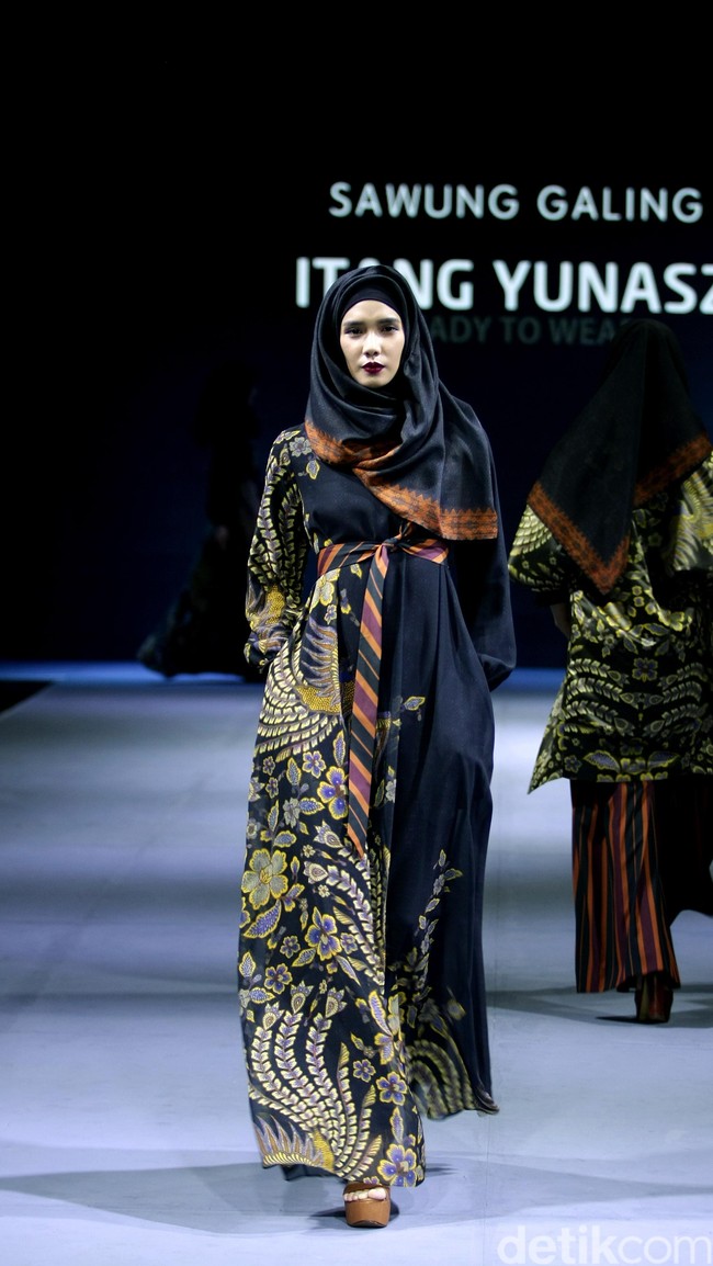 Itang yunasz Sawung Galing Muslim Fashion Festival 2016 at Plaza Selatan. Istora Senayan. Jakarta. [Foto: Mohammad Abduh/Wolipop]