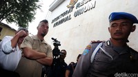 Dhani ditemani beberapa aktivis dari Komunitas Tionghoa Antikorupsi. 