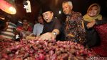 Akom Borong Jengkol di Pasar Cibitung