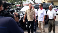 Bercelana jeans dengan kemeja safari, Dhani membawa kendaraan Fortuner bernopol B 1 BOS.
