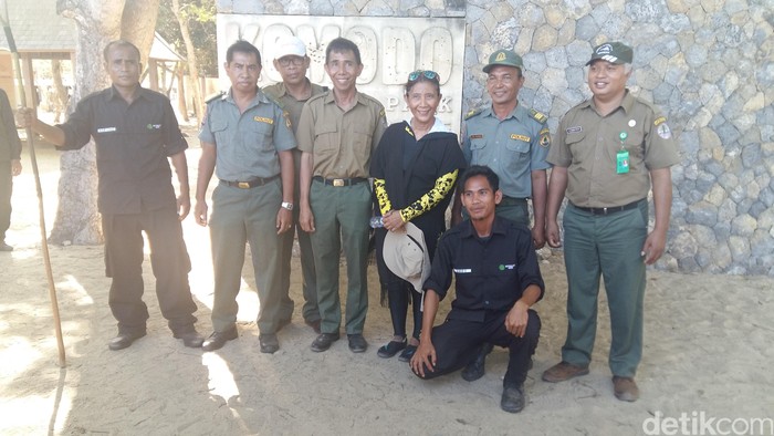 Saat Menteri Susi Saksikan Dua Komodo Buas Makan Kambing