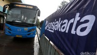 Bus mulai dioperasikan pada pukul 05.00-20.00 WIB. Tidak ada perbedaan tarif dengan bus TransJakarta lainnya, yakni Rp 3.500.