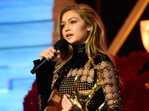 Gigi Hadid Dapat Penghargaan Our New Girlfriend di Guys Choice Awards