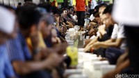 Berdoa terlebih dahulu sebelum berbuka.