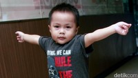 Tak membutuhkan waktu lama untuk membuat anak laki-laki berusia tiga tahun itu bergaya. Pool/Gus Mun/detikFoto.