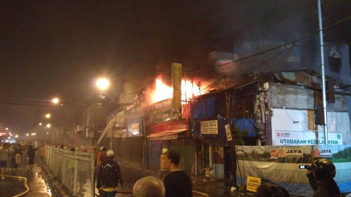 Tawuran Warga Bikin Jalan Jatinegara Jaktim Ditutup