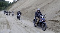 Para riders harus menghadapi bermacam lintasan, mulai dari jalan beraspal hingga berpasir.