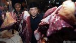 Akom Borong Jengkol di Pasar Cibitung