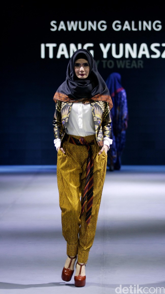 Itang yunasz Sawung Galing Muslim Fashion Festival 2016 at Plaza Selatan. Istora Senayan. Jakarta. [Foto: Mohammad Abduh/Wolipop]
