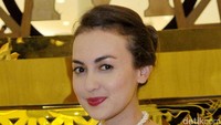 Wanita berusia 32 tahun itu juga memoles bibirnya dengan lipstik merah. Pool/Noel/detikFoto.