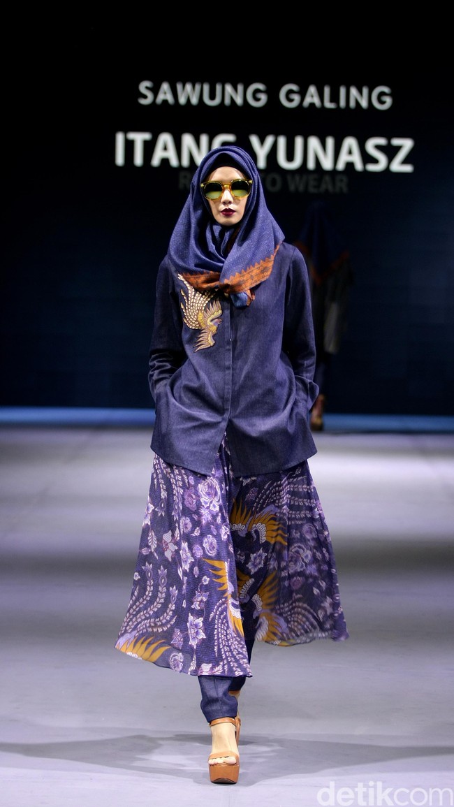 Itang yunasz Sawung Galing Muslim Fashion Festival 2016 at Plaza Selatan. Istora Senayan. Jakarta. [Foto: Mohammad Abduh/Wolipop]