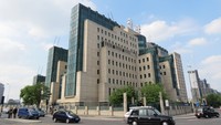 Tampak belakang markas MI6. Kantor intelijen ini mudah dicapai dari Stasiun Vauxhall (Fitraya/detikTravel)