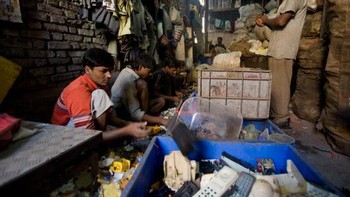 Di sana, orang melakukan apa saja untuk hidup. Foto: Getty Images