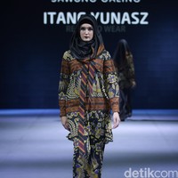 Itang yunasz Sawung Galing Muslim Fashion Festival 2016 at Plaza Selatan. Istora Senayan. Jakarta. [Foto: Mohammad Abduh/Wolipop]