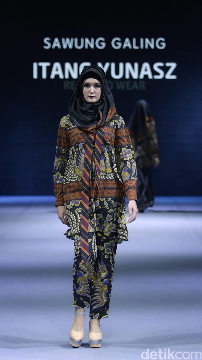 Itang yunasz Sawung Galing Muslim Fashion Festival 2016 at Plaza Selatan. Istora Senayan. Jakarta. [Foto: Mohammad Abduh/Wolipop]
