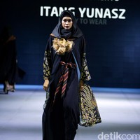 Itang yunasz Sawung Galing Muslim Fashion Festival 2016 at Plaza Selatan. Istora Senayan. Jakarta. [Foto: Mohammad Abduh/Wolipop]