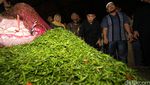 Akom Borong Jengkol di Pasar Cibitung