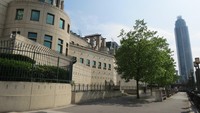 Di depan markas MI6 yang menghadap Sungai Thames ada taman kecil. Masyarakat umum bisa duduk-duduk di bawah pohon rindang (Fitraya/detikTravel)