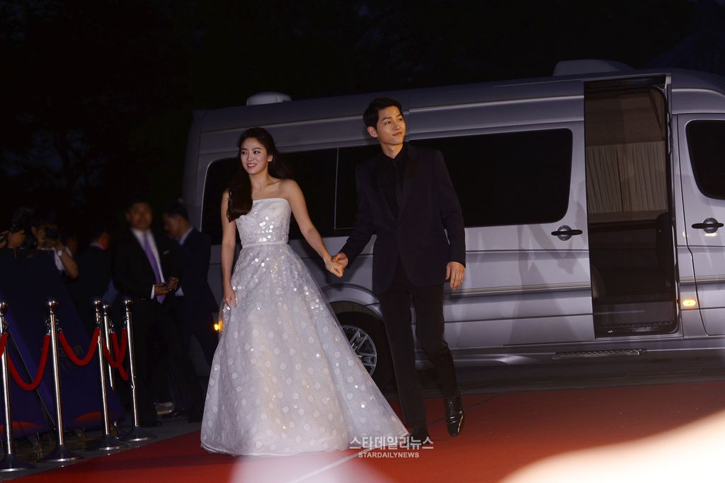 Sejak turun dari mobil Song Joong Ki langsung menggandeng tangan Song Hye Kyo Keduanya berjalan bersama di karpet merah dan menyapa para fotografer yang