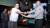 GM Marketing Strategi Nissan Motor Indonesia ikut mendistribusikan bantuan di Posko Pengungsian Gudang Konco, Terong Peren, Tiganderket, Kabupaten Karo. Ist/Nissan.
