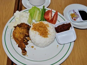 Renyah Gurih, Ayam Goreng dengan Kremesan Dicocol Sambal