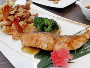 Mari Berbuka dengan Salmon Robatayaki dan Bakso Kuah di Sini!