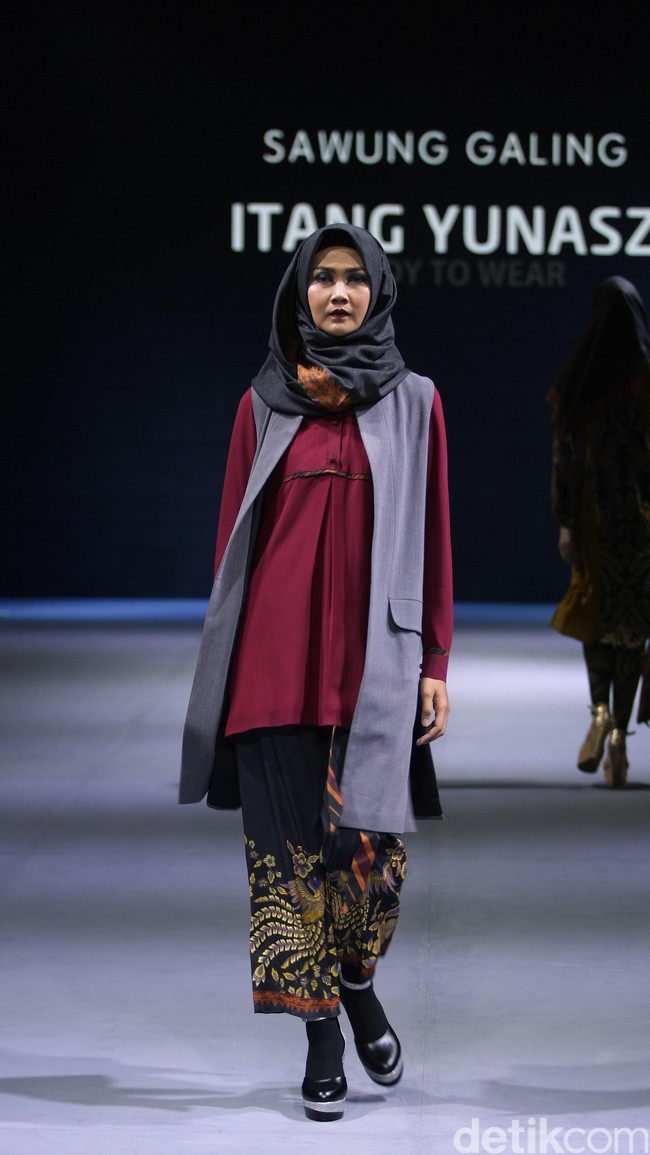 Itang yunasz Sawung Galing Muslim Fashion Festival 2016 at Plaza Selatan. Istora Senayan. Jakarta. [Foto: Mohammad Abduh/Wolipop]