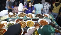 Dari ratusan meja yang biasa berdagang, kini hanya cuma 60 meja saja karena terbatasnya lahan pembangunan revitalisasi Pasar Benhil.