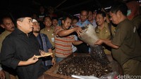Begitu tiba di pasar, Akom langsung menghampiri penjual jengkol. Setelah sedikit mengobrol dengan pedangnya, ia lalu memborong jengkol yang masih belum dikupas.