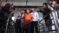 Hakim Pengadilan Tipikor Bengkulu, Toton, usai menjalani pemeriksaan.