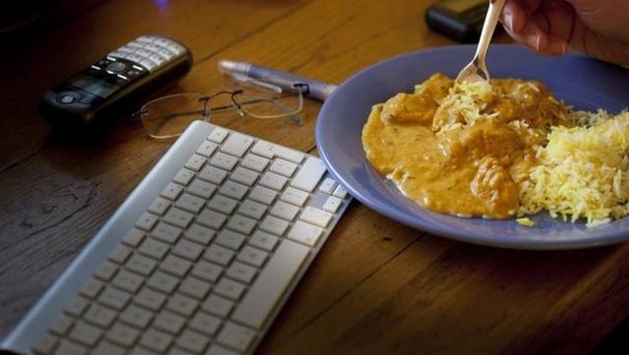 Ngemil di malam hari sering dikaitkan sebagai kebiasaan buruk yang akan mengarah pada kegemukan dan penyakit. Foto: Thinkstock Ngemil di malam hari sering dikaitkan sebagai kebiasaan buruk yang akan mengarah pada kegemukan dan penyakit. Foto: Thinkstock