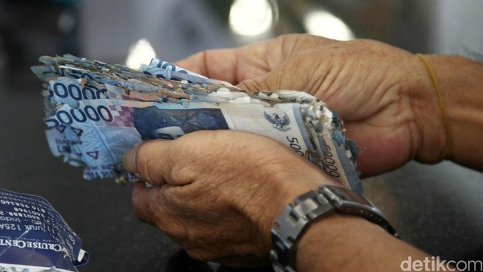 Petugas mengecek kondisi uang rusak yang ditukarkan oleh warga di Bank Indonesia, Jakarta, Senin (6/6). BI meminta masyarakat agar menukarkan uang yang sudah tidak layar edar dengan uang baru sehingga uang yang beredar di masyarakat berkualitas tinggi dengan syarat, uang asli, masih tersisa minimal 2/3 bagian dari bentuk uang tersebut dan masih terdapat nomor seri. Agung Pambudhy/detikcom.