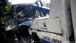 Bus Feeder TransJ yang Terguling Berhasil Dievakuasi