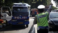 Polisi mengatur lalu lintas yang macet akibat kecelakaan tersebut.