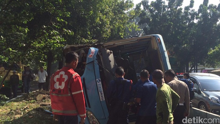 Bus Feeder TransJ Kecelakaan, Lalin di Jl Warung Buncit Raya Macet